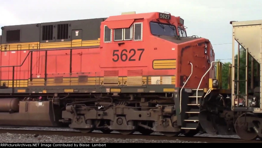 BNSF 5627 with no logo on the nose